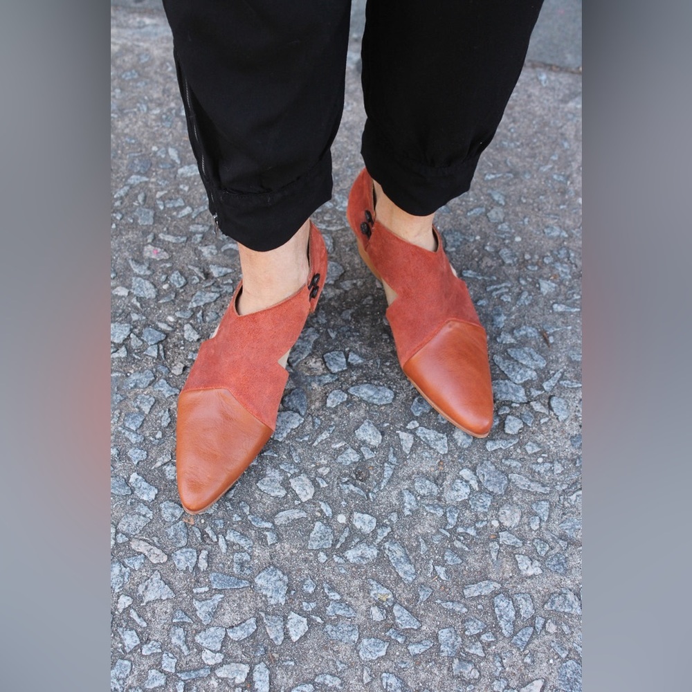 Cydwoq Vintage Women’s Intrigue Hand Sculpted in USA Leather Shoes